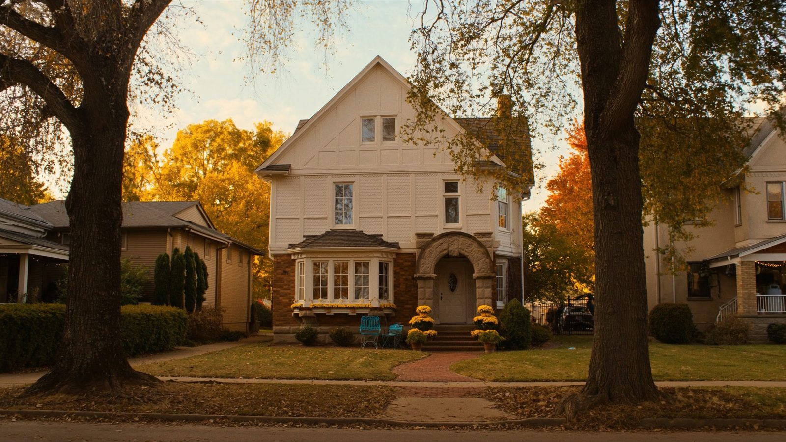 Real estate agent in Kansas City Missouri reviewing property documents and house keys to sell house fast to cash home buyers